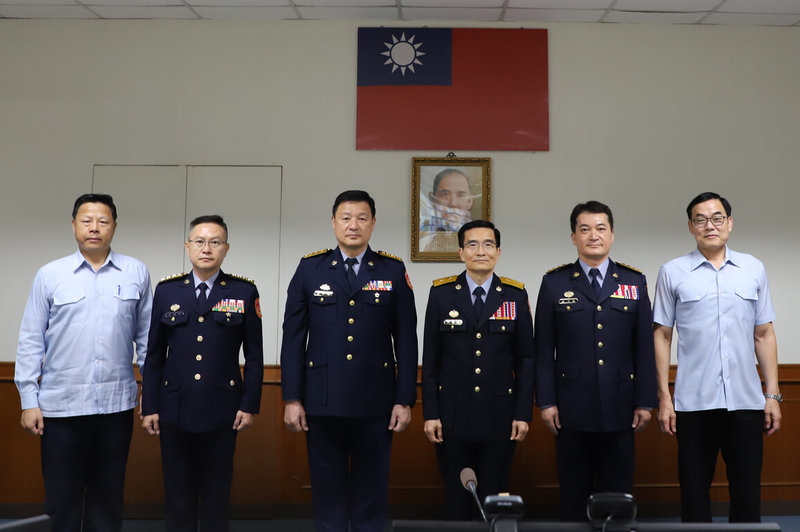 海洋委員會海巡署21日發布今年第2波高階人事異動名單,共計8人,其中北部分署分署長宋子陽(左3)調任海巡署主任秘書。(海巡署提供)中央社記者黃麗芸傳真 114年4月21日