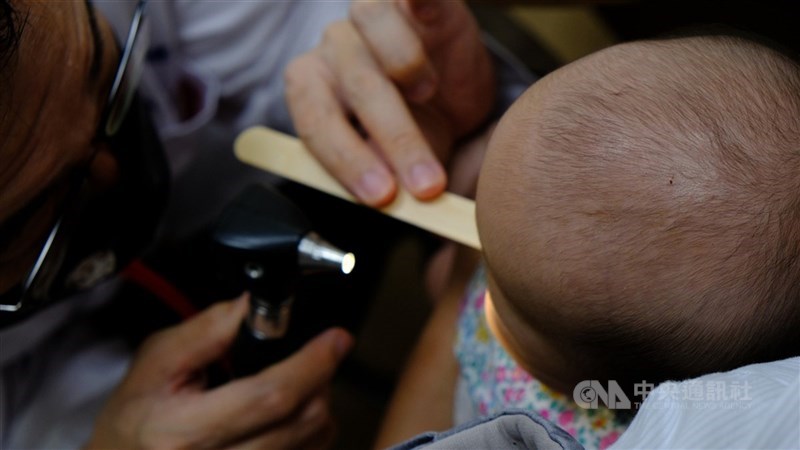 圖為醫師看診情形。(中央社檔案照片)
