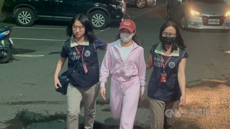 YouTube頻道「眾量級CROWD」創辦人之一家寧(前中)遭檢舉逃漏稅,新北地方檢察署接獲情資分案調查,21日約談家寧及其母親等9人,晚間陸續移送新北檢複訊。中央社記者趙敏雅攝 114年4月21日