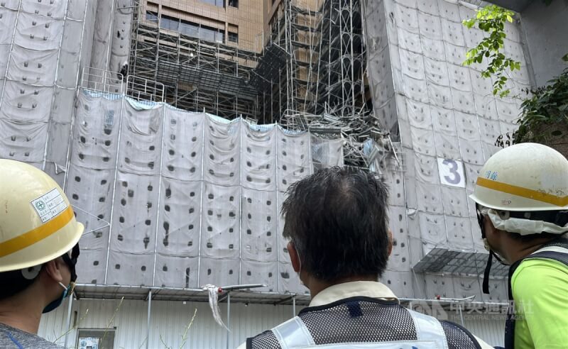 台北市中正區台大醫院外牆鷹架21日上午突然倒塌掉落,事故發生原因仍有待相關單位進一步調查釐清。中央社記者趙世勳攝 114年4月21日