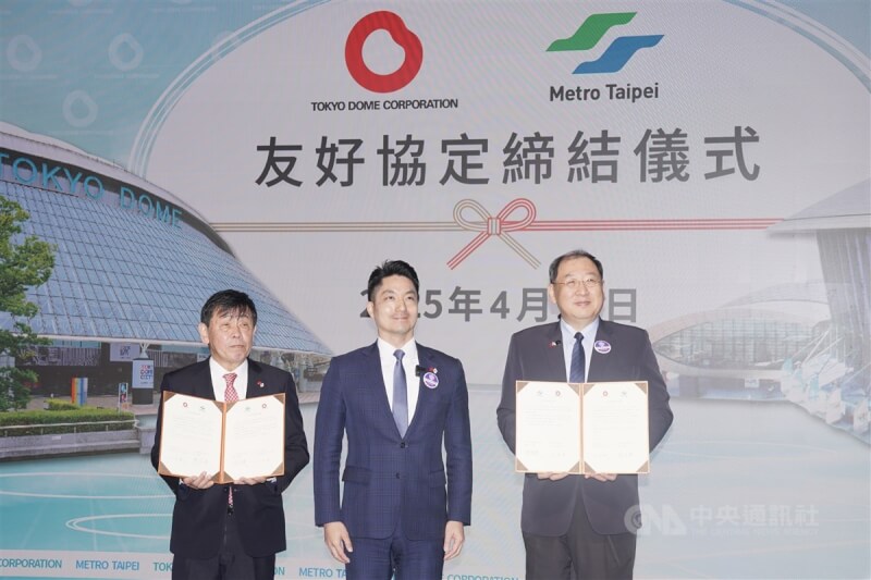 台北捷運公司董事長趙紹廉(右)21日與日本東京巨蛋會長北原義一(左),在台北市長蔣萬安(中)見證下,於台北簽署友好協定,啟動結盟交流。中央社記者徐肇昌攝 114年4月21日