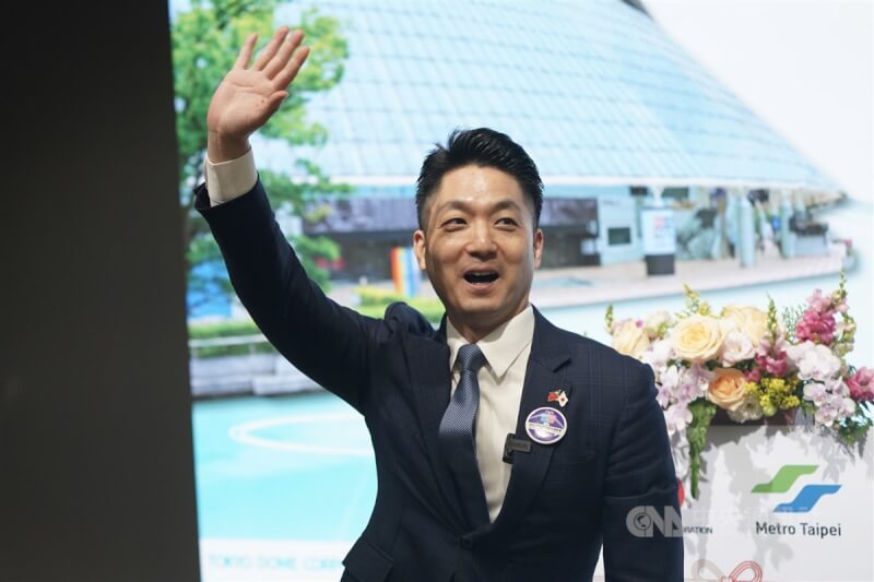 台北市長蔣萬安21日在台北,出席台北捷運與東京巨蛋簽署友好協定活動,揮手向與會來賓致意。中央社記者徐肇昌攝 114年4月21日