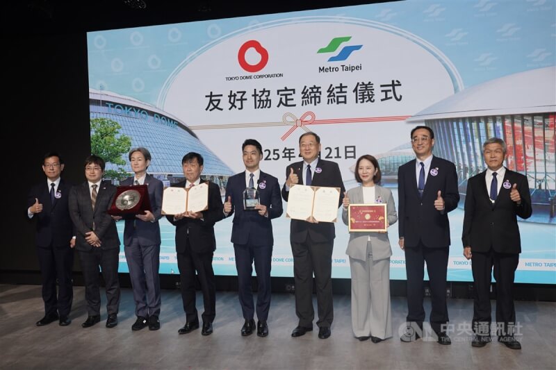 台北捷運公司董事長趙紹廉(右4)21日與日本東京巨蛋會長北原義一(左4),在台北市長蔣萬安(中)見證下,於台北簽署友好協定,啟動結盟交流。簽署後,雙方代表一起比讚合影。中央社記者徐肇昌攝 114年4月21日