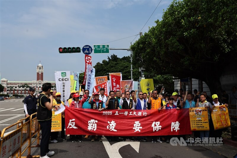 2025五一行動聯盟「反霸凌,要保障」記者會21日上午在台北凱達格蘭大道舉行,民團一同高喊口號表達訴求。中央社記者翁睿坤攝 114年4月21日