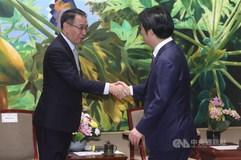 總統賴清德(右)21日在總統府接見北美洲台灣商會聯合總會「第37屆北美台商回國訪問暨投資考察團」,賴總統與訪問團總會長陳世修(左)握手致意。中央社記者吳家昇攝 114年4月21日