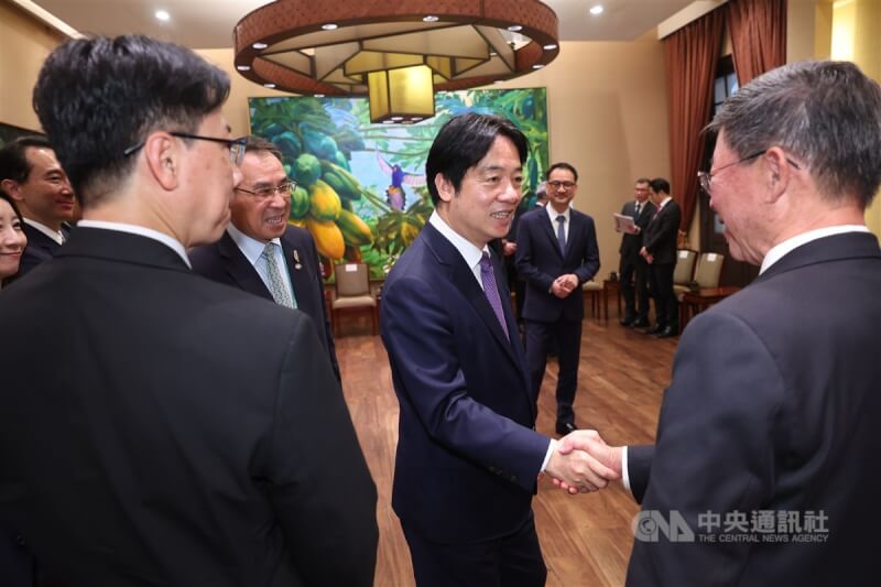 總統賴清德(中)21日在總統府接見北美洲台灣商會聯合總會「第37屆北美台商回國訪問暨投資考察團」,一一向訪團成員握手致意。中央社記者吳家昇攝 114年4月21日