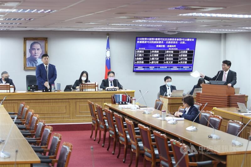 民眾黨立委黃國昌(右)21日上午在立法院質詢司法院、法務部等所屬相關單位官員,立法院司法及法制委員會召委、國民黨立委吳宗憲(左2)主持會議。中央社記者趙世勳攝 114年4月21日
