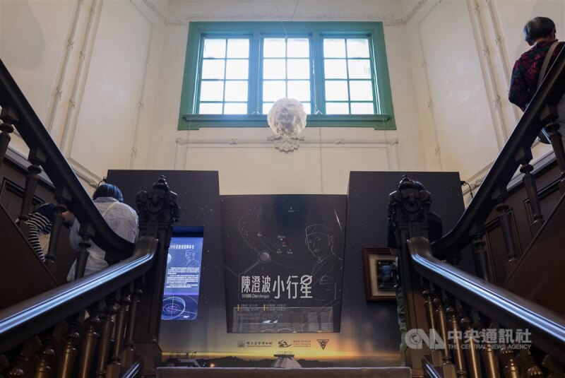 編號661666、以台灣現代美術先驅命名的「陳澄波」小行星,日前由國際天文學聯合會(IAU)正式通過並公告。文化部21日在台博館鐵道部園區舉行頒獎典禮及微型展,並發表「走揣.咱的所在-陳澄波百三特展」的環景實境線上展,讓無法親臨現場的民眾也能有身歷其境的觀展感受。中央社記者裴禛攝 114年4月21日