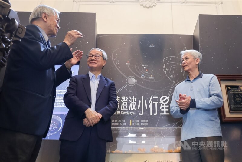編號661666、以台灣現代美術先驅命名的「陳澄波」小行星,日前由國際天文學聯合會(IAU)正式通過並公告。文化部21日在台博館鐵道部園區舉辦小行星頒贈典禮,文化部長李遠(中)出席與會,會後與陳澄波文化基金會董事長陳立栢(右)、中央大學天文研究所教授葉永烜(左)等一同參觀小行星微型展。中央社記者裴禛攝 114年4月21日