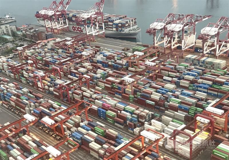 圖為高雄港區碼頭貨櫃堆放情形。(中央社檔案照片)