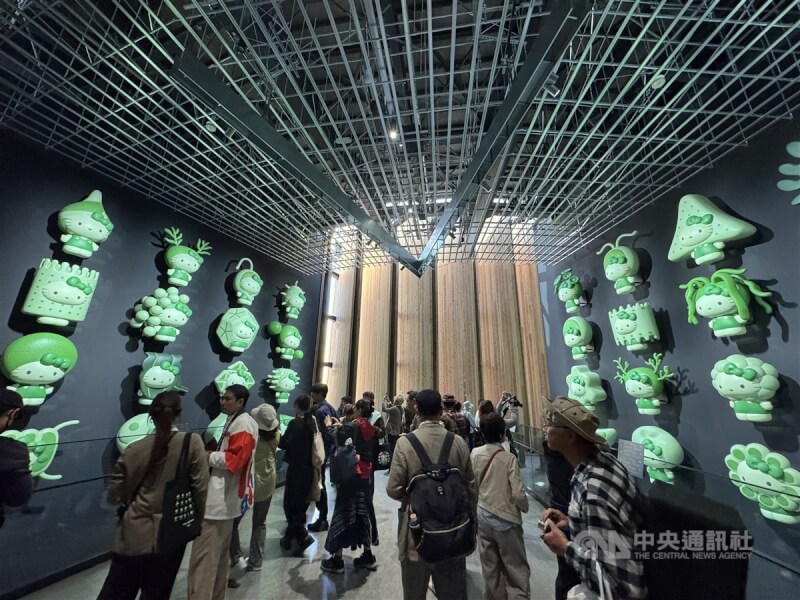 大阪世博日本館內展示Hello Kitty凱蒂貓變身32種藻類,可愛度破錶,受到男女老少喜愛。中央社記者楊明珠大阪攝 114年4月21日