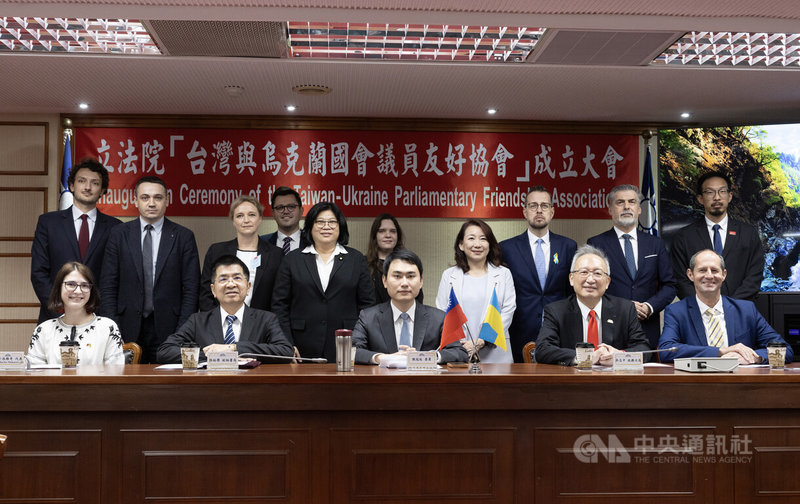 立法院台灣與烏克蘭國會議員友好協會成立大會21日上午舉行,烏克蘭自由民主聯盟東亞辦公室代表馬卡洛維奇(Mariia Makarovych)(前排左起)、立法院副祕書長張裕榮、民進黨立委陳冠廷、外交部政務次長吳志中與歐洲經貿辦事處處長谷力哲(Lutz Güllner)等人出席見證。中央社記者趙世勳攝 114年4月21日