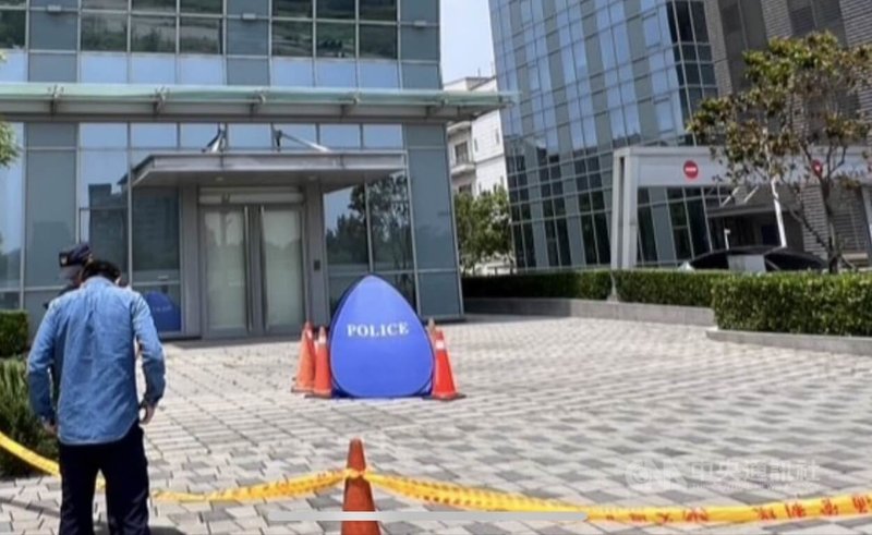 新竹縣竹北市某科技公司員工墜樓身亡,新竹縣消防局21日表示,到場時男子已明顯死亡,交由警方處理;警方說,確切墜樓原因與經過,正釐清中。(生命線1995、張老師服務專線1980、衛福部安心專線1925)中央社記者郭宣彣攝 114年4月21日