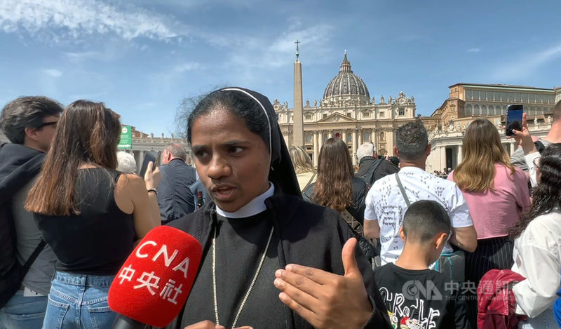 來自印度的修女向中央社表示,她認為教宗方濟各(Pope Francis)關懷窮人與跨宗教人民,不只是天主教領袖,救苦救難情懷更像所有人類的父親。中央社記者黃雅詩梵蒂岡攝 114年4月21日