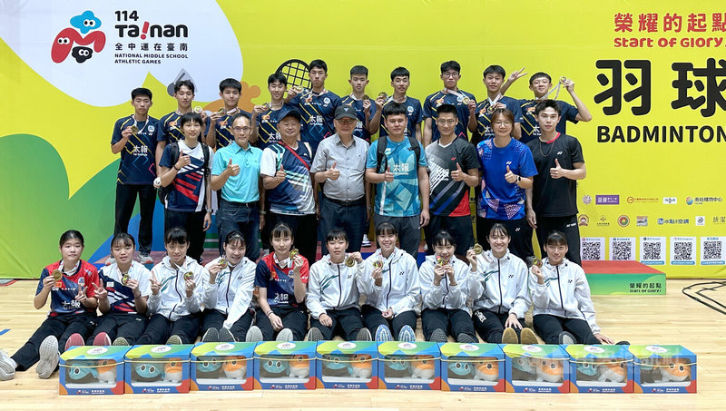 高雄中學羽球代表隊21日出戰114年全國中等學校運動會團體決賽,男子團體擊敗大同高中、女子團體擊敗金甌女中,順利完成校史首度包辦男女團金牌。中央社記者黎建忠攝 114年4月21日
