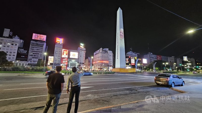 阿根廷首都布宜諾斯艾利斯地標方尖碑(Obelisco)今年2月投影出教宗方濟各的影像,民眾停留拍攝,並為當時病危的教宗祈福。如今教宗辭世,這畫面也成為民眾追思的回憶之一。中央社記者黃韻如布宜諾斯艾利斯攝 114年4月21日