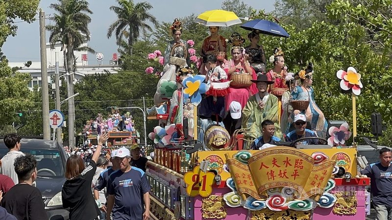 雲林「北港朝天宮迎媽祖」藝閣遊行活動20日結束,評審團肯定參與踴躍且閣體創作都有歷史典故及創意;並建議對沿途丟結緣物品行為應予約束。 中央社記者姜宜菁攝 114年4月21日