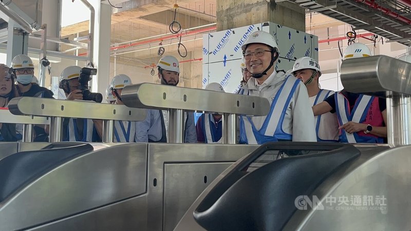 新北市長侯友宜(前右)21日視察捷運三鶯線列車動態測試,模擬持卡進入車站,測試自動收費閘門是否順暢。中央社記者趙敏雅攝 114年4月21日