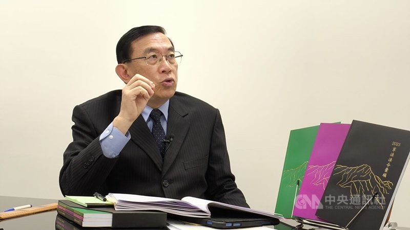 最高檢察署檢察總長邢泰釗(圖)接受中央社專訪表示,國安案件定罪率、平均量刑提升,反映出司法機關偵辦國安案件的專業能力,但相關法制仍有精進空間。中央社記者謝幸恩攝 114年4月21日