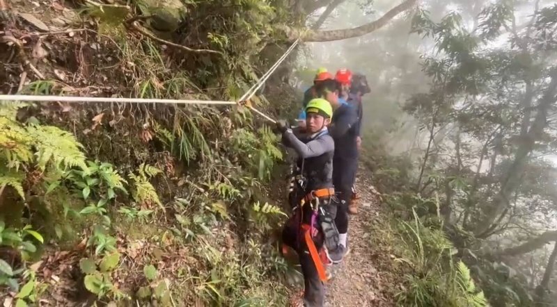 7人登山團19日前往屏東北大武山，有團員不慎摔落60米深山坡，警消人員獲報趕抵，架設繩索下降救援。（屏東縣消防局提供）中央社記者李卉婷傳真  114年4月21日