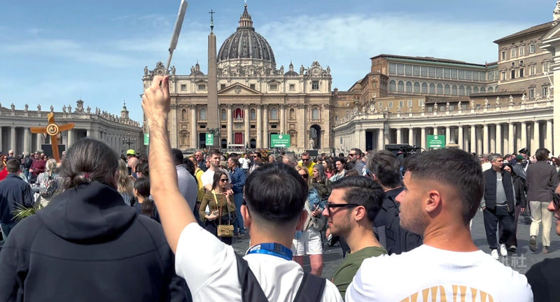 教宗方濟各(Pope Francis)逝世,大量信徒湧入梵蒂岡聖伯多祿大教堂前方廣場,表達哀悼與不捨。中央社記者黃雅詩梵蒂岡攝 114年4月21日