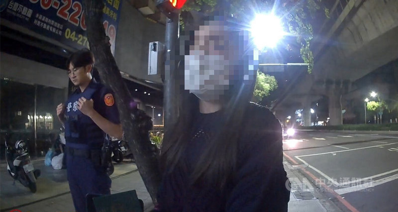 澳門籍宋姓女子(前)日前來台自由行卻遺失錢包,員警訪查宋女當日活動路線,最後在一家書店內尋獲,經查核錢包內現金、證件與信用卡均未損失,成功在宋女登機前物歸原主。(翻攝照片)中央社記者蘇木春傳真 114年4月21日