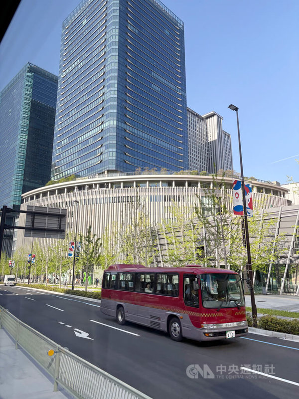 日本大阪市觀光局指出,在世博加持下,預估可帶動2兆9000億日圓經濟效應,同時推升造訪大阪外國觀光客人數達1700萬人次。圖為大阪車站世博宣傳旗幟。中央社記者劉千綾攝 114年4月21日