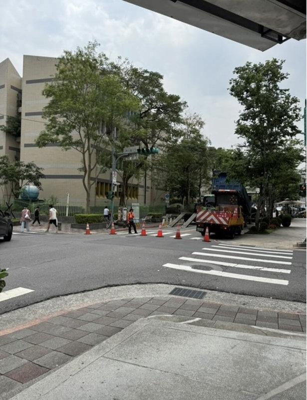 國民黨台北市議員李明賢21日指出,工務局新工處未申請路證,即針對麗山國小前道路封路進行銑鋪作業,帶頭違法施工,要求嚴格檢討及懲處;工務局表示,會深切檢討。(台北市議員李明賢辦公室提供)中央社記者黃麗芸傳真 114年4月21日