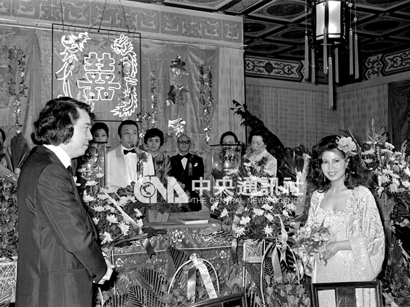 歐陽菲菲(右)與夫婿式場壯吉(左)在日本完成婚禮後,回到台北圓山飯店歡宴親友。中央社記者馮國鏘攝 67年4月22日