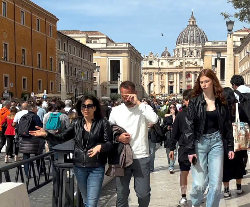 教宗方濟各(Pope Francis)21日早上逝世,為表達哀悼,羅馬市府宣布取消羅馬誕辰的盛大慶祝活動,義大利人最熱愛的足球也暫停賽事。中央社記者黃雅詩梵蒂岡攝 114年4月21日