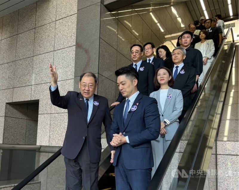 台北市長蔣萬安(前右)21日出席台北捷運與東京巨蛋簽署友好協定儀式,他在會前被媒體堵訪問及大巨蛋再度漏水一事時,僅表示「謝謝」便快步離去。中央社記者陳昱婷攝 114年4月21日