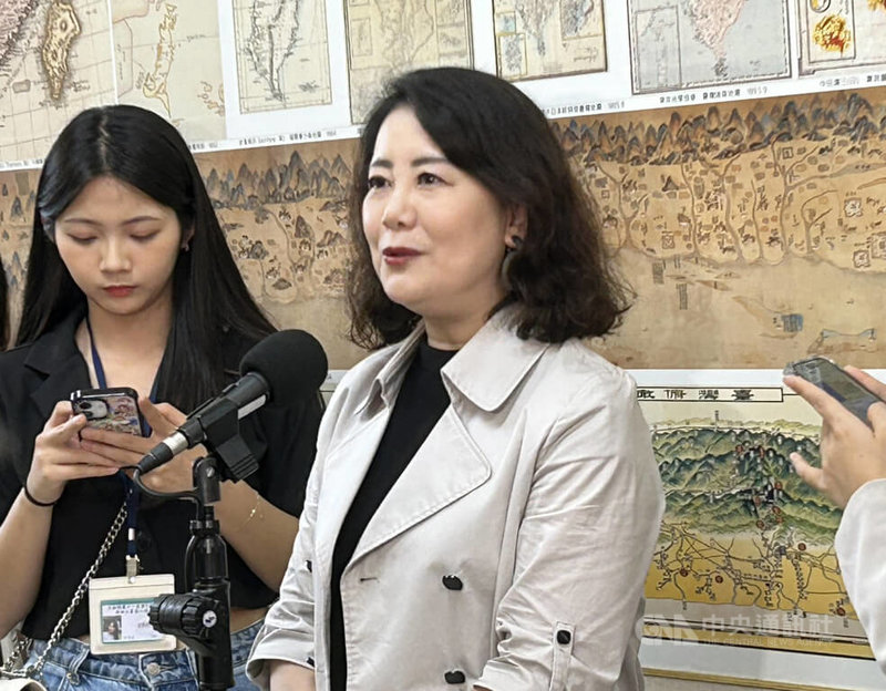 台北市長蔣萬安日前拋出倒閣說,民眾黨則主張總統、國會一起重選。民進黨立法院黨團幹事長吳思瑤(右)今天表示,倒閣要不要推動,藍白能不能整合,對國民黨主席朱立倫或是民眾黨主席黃國昌,都是機關算盡,不是為了人民社會的需求,是為了各自政黨利害的盤算。中央社記者林敬殷攝 114年4月21日