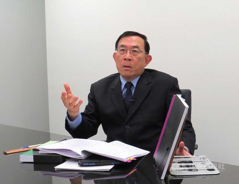 最高檢察署檢察總長邢泰釗(圖)向中央社記者分析,國安案件中接洽、提供資金、旅遊招待的中方人員,聯絡資料往往只有微信暱稱、代號,或是一紙民間企業名片,款項的給付會透過現金、虛擬貨幣,導致檢方在追緝與舉證時遭遇巨大困難。中央社記者謝幸恩攝 114年4月21日