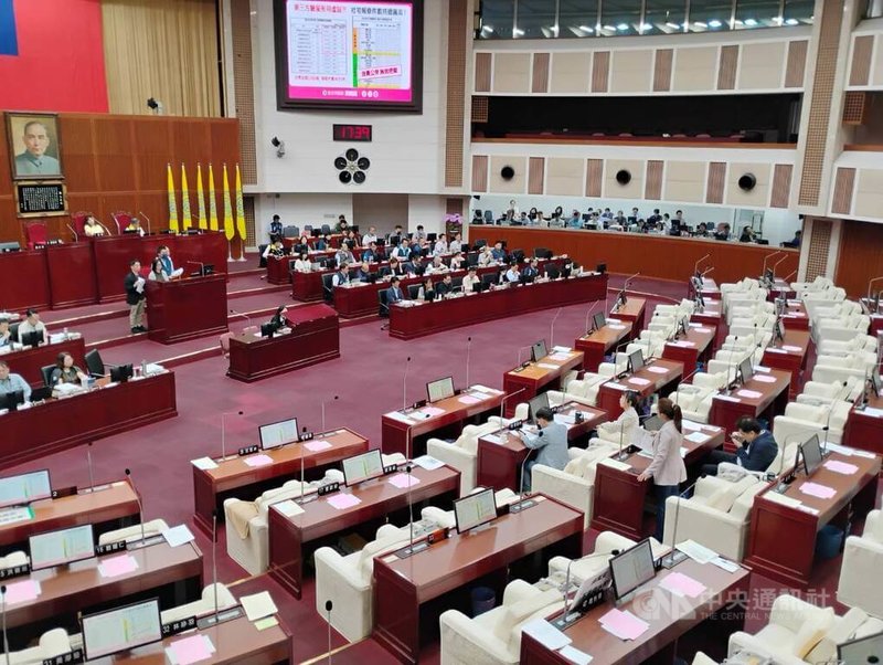 台北市議會22日下午召開工務部門質詢,有議員質詢指市府花費大筆預算蓋社宅並交由第3方驗屋,卻有社宅頻繁出現瓦斯外洩等狀況;都發局答詢時表示,將立即修繕。中央社記者劉建邦攝 114年4月22日