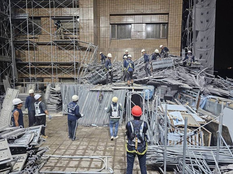 台北市台大醫院外牆拉皮工程鷹架21日上午倒塌,1名印尼籍移工失聯,救護人員22日凌晨發現這名移工被壓在鷹架中,已明顯死亡。(台北市政府提供)中央社記者陳昱婷傳真 114年4月22日