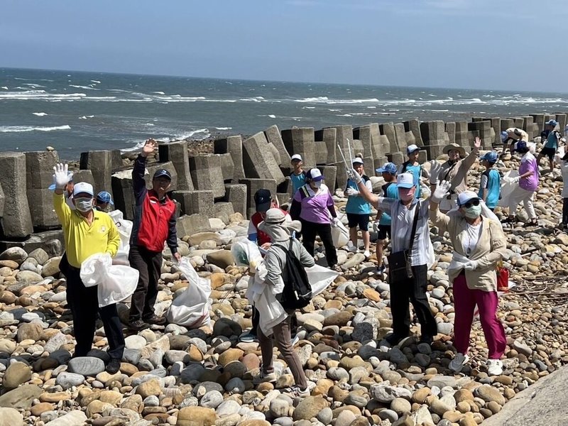 4月22日是世界地球日,林業及自然保育署新竹分署結合苗栗縣通霄鎮新埔國小、新埔社區發展協會,號召百餘名師生及居民合力淨灘。(林業及自然保育署新竹分署提供)中央社記者管瑞平傳真 114年4月22日