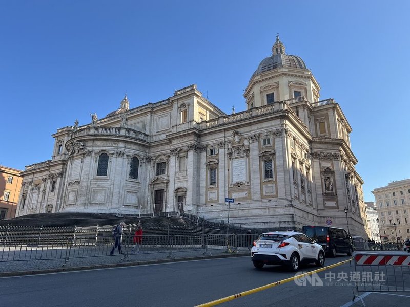 教廷公布教宗方濟各遺願,教宗希望將遺體安葬在羅馬的聖母大殿(Basilica of Saint Mary Major),這是教宗每次出訪前後都會去禱告之處。中央社記者黃雅詩羅馬攝 114年4月22日