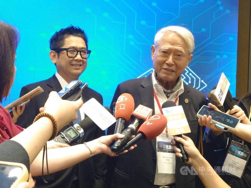 志聖董事長梁茂生（右）22日獲頒潘文淵文教基金會ERSO Award，總經理梁又文（左）到場祝賀。中央社記者張建中攝  114年4月22日