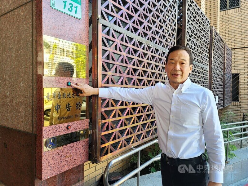 國民黨台北市議員鍾小平(圖)22日到台北地檢署按鈴告發調查局長陳白立涉犯瀆職罪,認為調查局偵辦民進黨立委吳沛憶罷免團體,傳訊200多名證人違反法律比例原則。中央社記者謝幸恩攝 114年4月22日