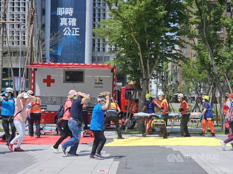 2025雙北世界壯年運動會將登場,台北市22日舉行反恐維安暨消防搶救演練,現場模擬情境,實施「大量傷病患及人員救護」。中央社記者陳怡璇攝 114年4月22日