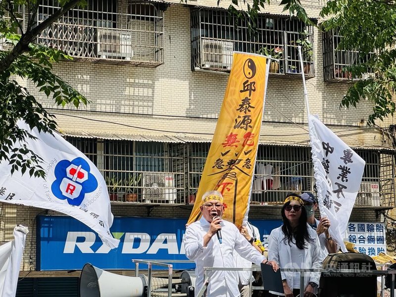 上百藥師22日集結抗議中藥販售新令,藥師公會理事長黃金舜(左)批評衛福部解釋令根本是「竹篙套菜刀」,5月4日將號召千人上凱道陳抗。中央社記者沈佩瑤攝 114年4月22日