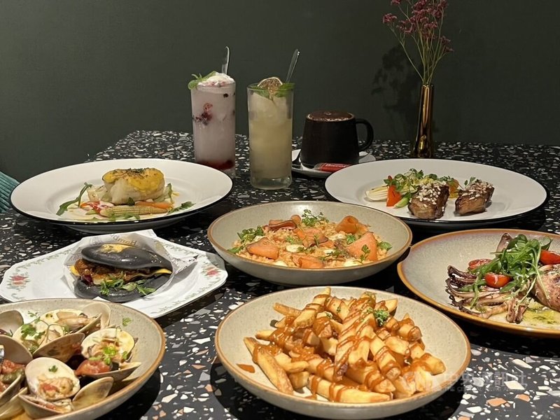 搶攻母親節檔期商機,各飯店、百貨業者近日陸續推出餐飲優惠,高雄漢來百貨內有餐酒業者也推出全新菜單搶客。中央社記者林巧璉攝 114年4月22日