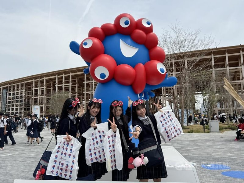 2025年世界博覽會主辦單位22日宣布,大阪世博總計開幕第1週入場的一般民眾人數為52萬5000人。目前參觀過大阪世博的民眾,給出的好評持續發酵中。中央社記者楊明珠大阪攝 114年4月22日