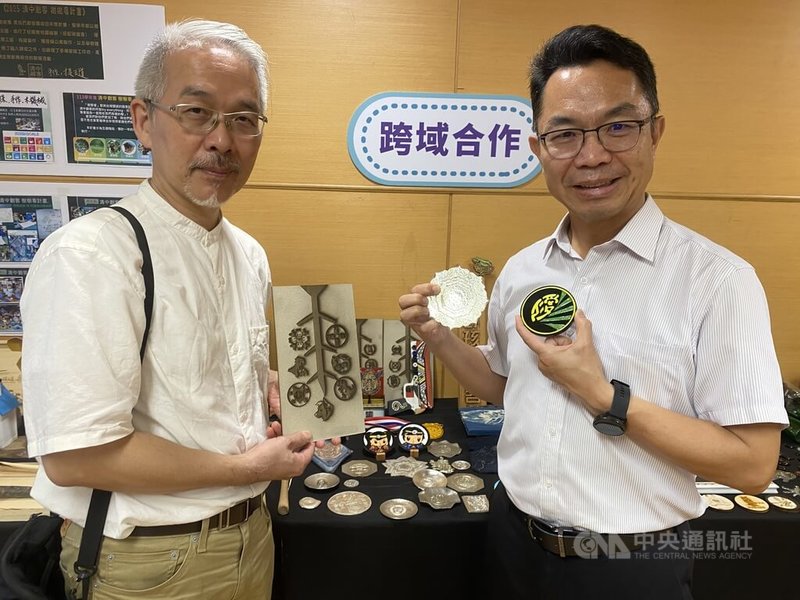 新北市教育局22日公布未來10年創客教育核心主軸,並邀請蘆洲區仁愛國小校長陳志哲(右)、老師鄭博文(左)到場分享,展示學校創客課程的金工作品等。中央社記者黃旭昇新北市攝 114年4月22日