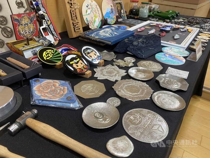新北市教育局22日公布未來10年創客教育核心主軸,記者會現場並展示蘆洲區仁愛國小創客課程的木工、金工、雷射雕刻等作品。中央社記者黃旭昇新北市攝 114年4月22日