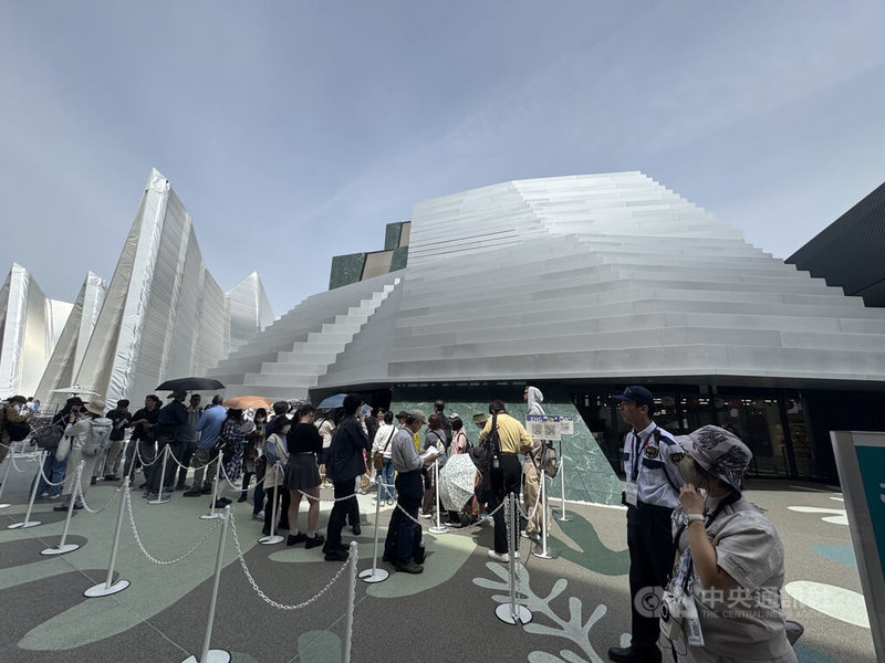 由玉山數位科技株式會社策劃展出TECH WORLD館22日正式開館,榮譽會長黃志芳表示,TECH WORLD館透過3大劇場展示最新技術和共好理念,不僅與世界分享自然美景,更願意和夥伴合作科技,「相信只有人類共好,世界才會更好」。中央社記者楊明珠大阪攝 114年4月22日