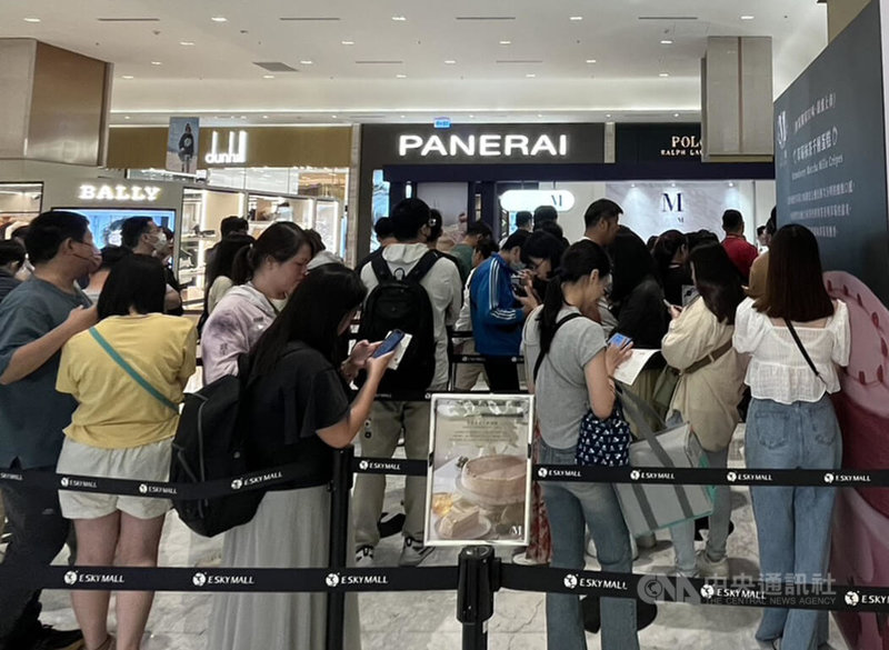 知名千層蛋糕業者4月進駐高雄義享時尚廣場,開設為期2個月的快閃店,並推出獨家新口味,17日營運首日就吸引大批民眾排隊。中央社記者林巧璉攝 114年4月22日