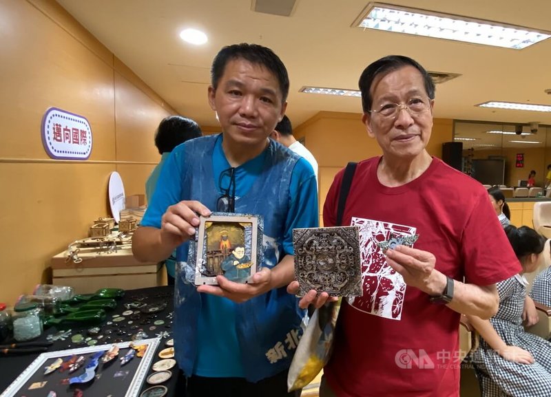 新北市教育局22日公布未來10年創客教育主軸,將培育教師與研擬教案,並與博物館等攜手合作;李梅樹紀念館執行長李景文(右)與三峽區成福國小老師謝基煌(左)應邀出席記者會並展示相關作品。中央社記者黃旭昇新北市攝 114年4月22日