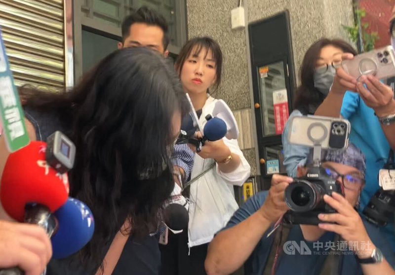 高雄市鼓山區一間日式飯糰店因租賃糾紛引發社會關注,邵姓房東(左)22日出面鞠躬澄清,強調自己不是惡房東,也表示目前尚未向對方親自道歉,會再找時間與對方討論,「誤會可以解釋,希望對方有更好的發展。」中央社記者張已亷攝 114年4月22日