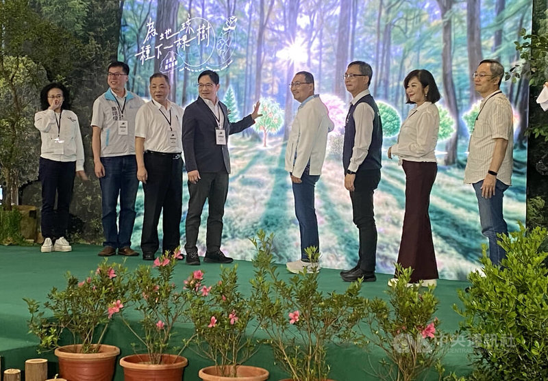 新北市長侯友宜(右4)與北台灣7縣市代表,22日在新北市府宣布「為地球種下一棵樹」活動起跑;號召民眾為自己種下一棵樹,以響應全球環保議題及減碳趨勢。中央社記者黃旭昇新北攝 114年4月22日